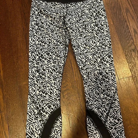 Lululemon Pace Pusher Crop blk/white xs EUC - Picture 4 of 7